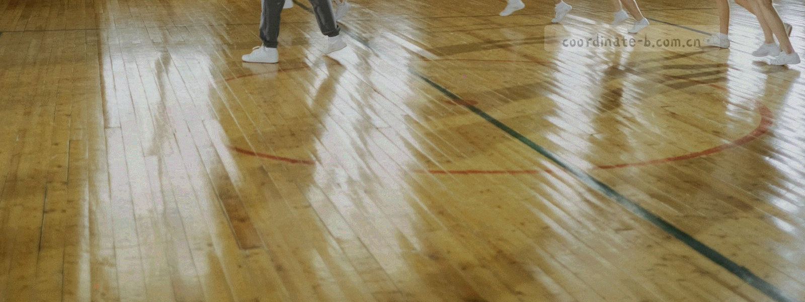 深色战术板上标注着细线与标记点，冷色调高对比的地面线条
